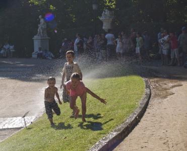 niños jugando con agua.jpg