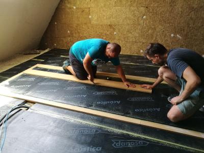 Pablo y Jose montando el suelo.jpg