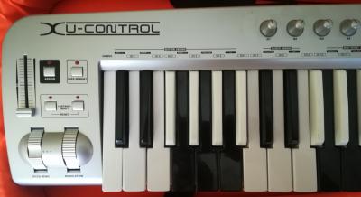 Behringer UMX 61 6-6 keyboard 2.jpg