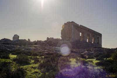 Ruina Los Escullos con bengala.jpg