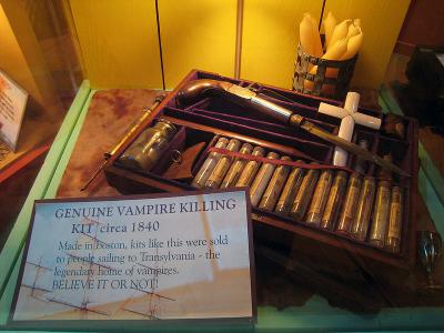 800px-Vampire_Killing_Kit.jpg
