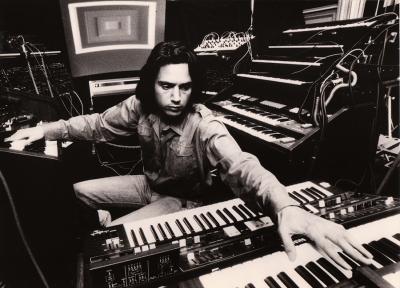 loffit-jean-michel-jarre-el-compositor-que-le-puso-musica-molona-al-futuro-04.jpg