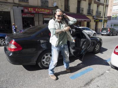 SN--15-10-2016-Gustavo-,-estrella-del-rock,-sale-de-su-coche-oficial-para-visitarme-Web.jpg