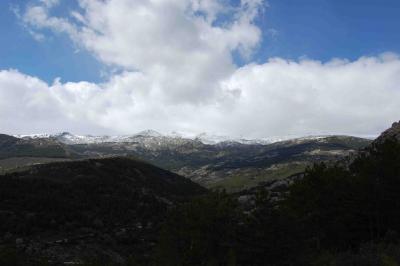 Bola del mundo y cabezas de hierro tras las nubes.jpg