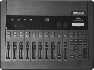 Yamaha DMP7 (monocromo).jpg