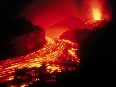 volcan-en-erupcion-con-lava1.jpg