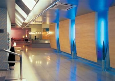 Paredes madera y luz azul.jpg