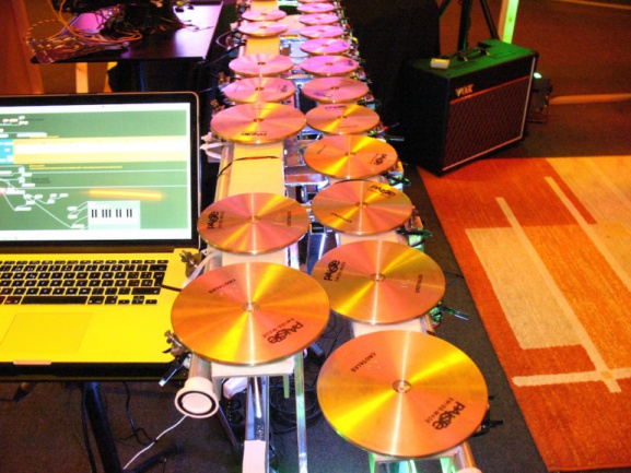 Robot de solenoides y crotales de Berklee Valencia