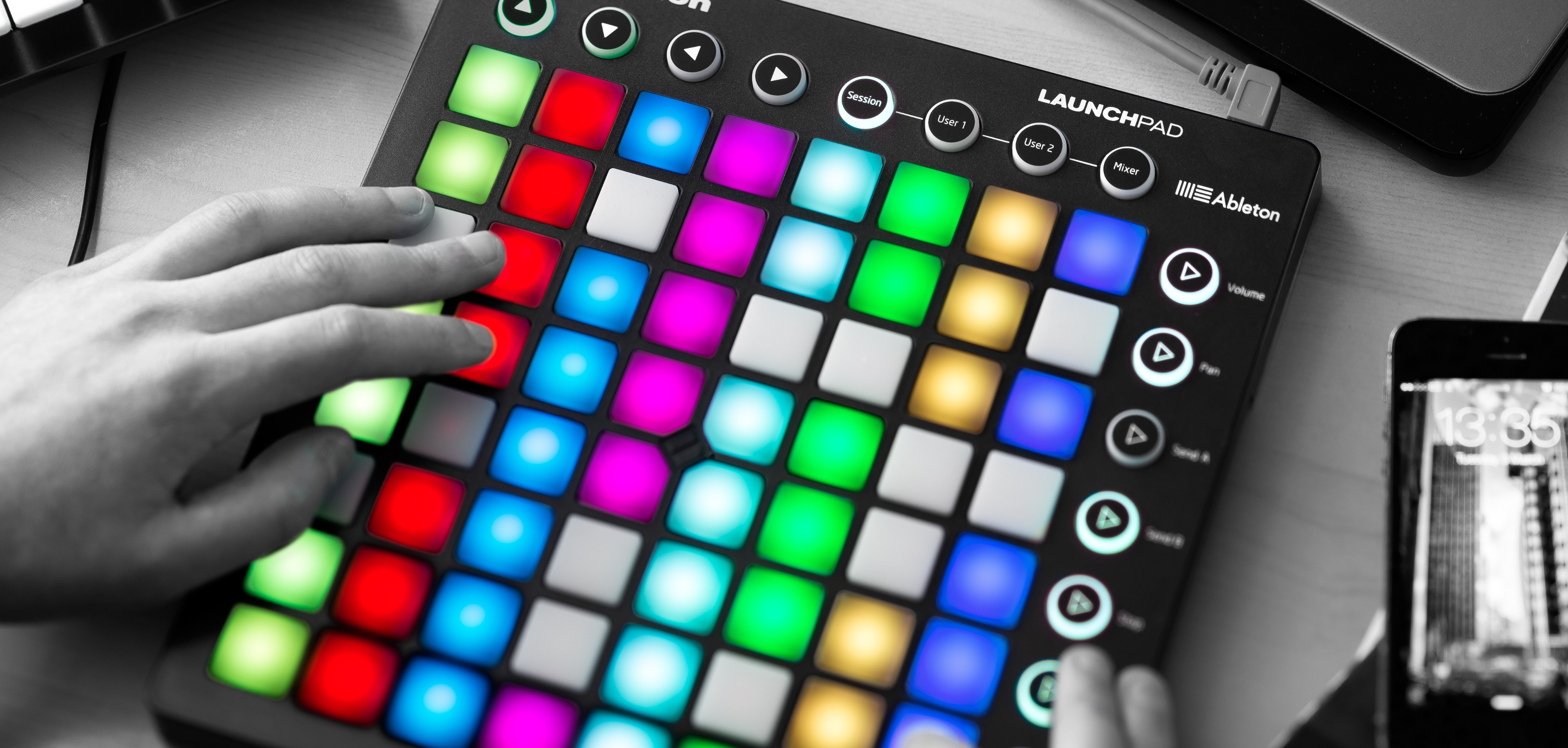 Сделай музыку. Novation Launchpad mk2. Диджейский планшет. Вещи для создания музыки. Музыкальный планшет с кнопками.