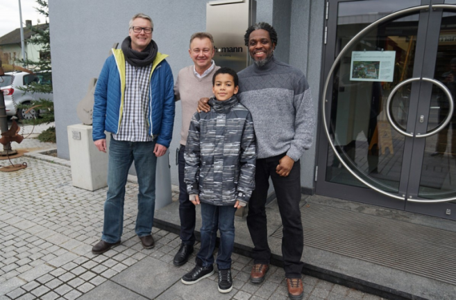 Los ganadores de la pasada edición, aquí siendo felicitados personalmente por Hans Thomann