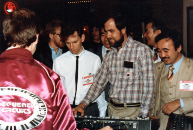 Jim Mothersbaugh y Dave Smith mostrando el MIDI públicamente por primera vez