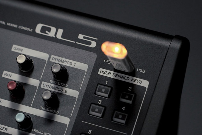 Puerto USB y pendrive en una consola Yamaha QL5