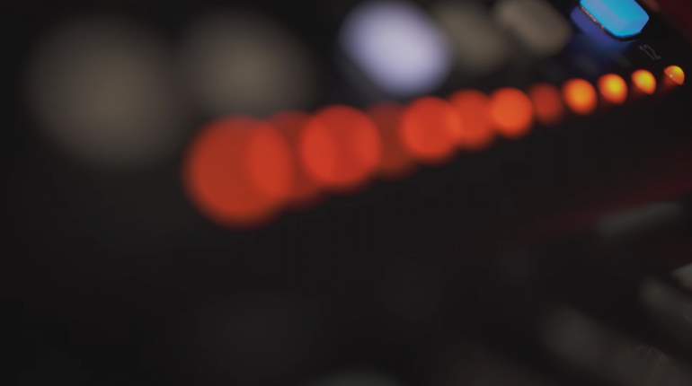 12 voces de polifonía - Behringer Synth