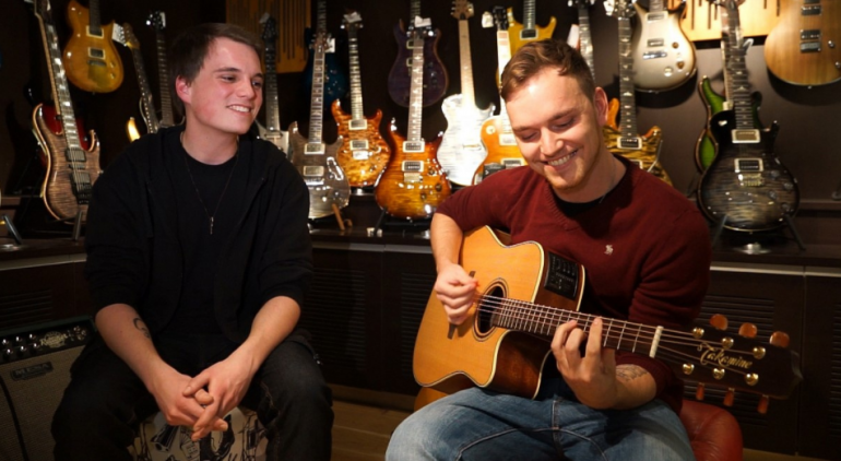 Matthias (izquierda), el ganador de la edición 2015 del X-Mas Song Contest