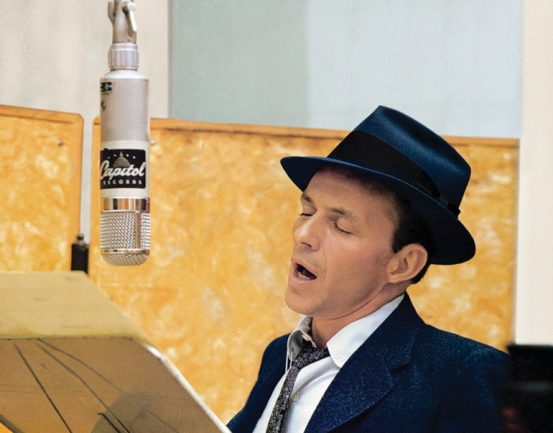 Frank Sinatra cantando en el estudio