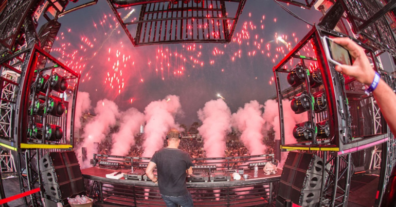 Pirotecnica y luces en una actuación DJ