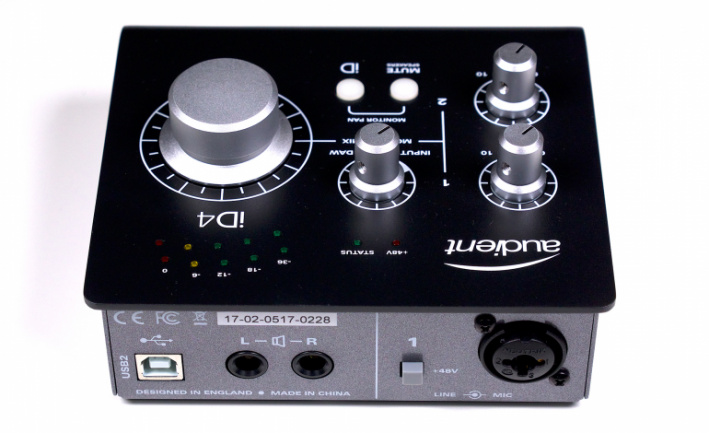 Audient iD4 Black trasera
