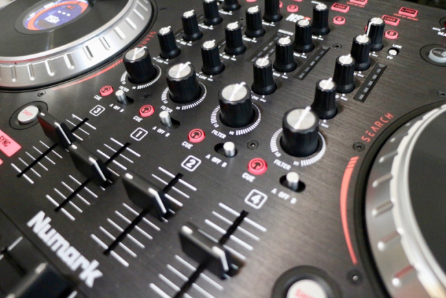 Numark NS6II Controles Mixer