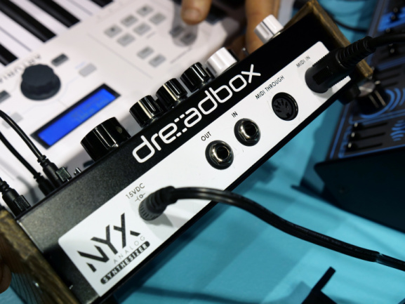 Dreadbox Nyx detrás