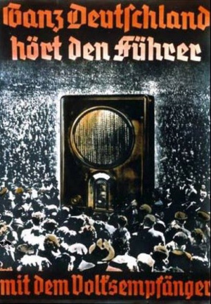“Por toda Alemania se escucha al líder con el receptor nacional, (la radio del pueblo)”