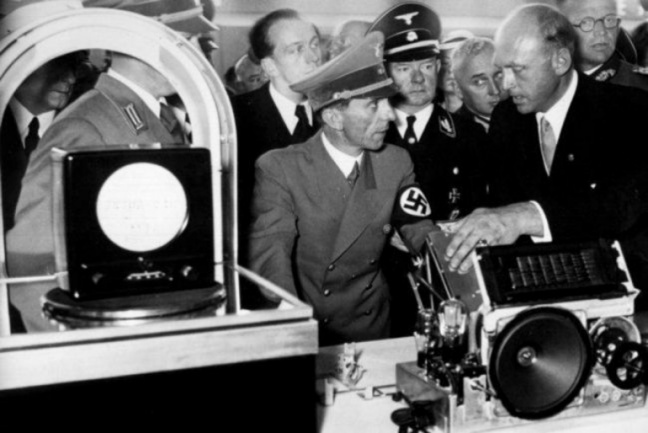 Goebbels y un receptor de radio