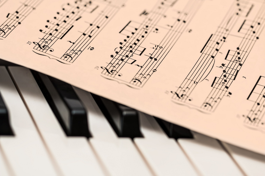 Piano y partitura, acordes