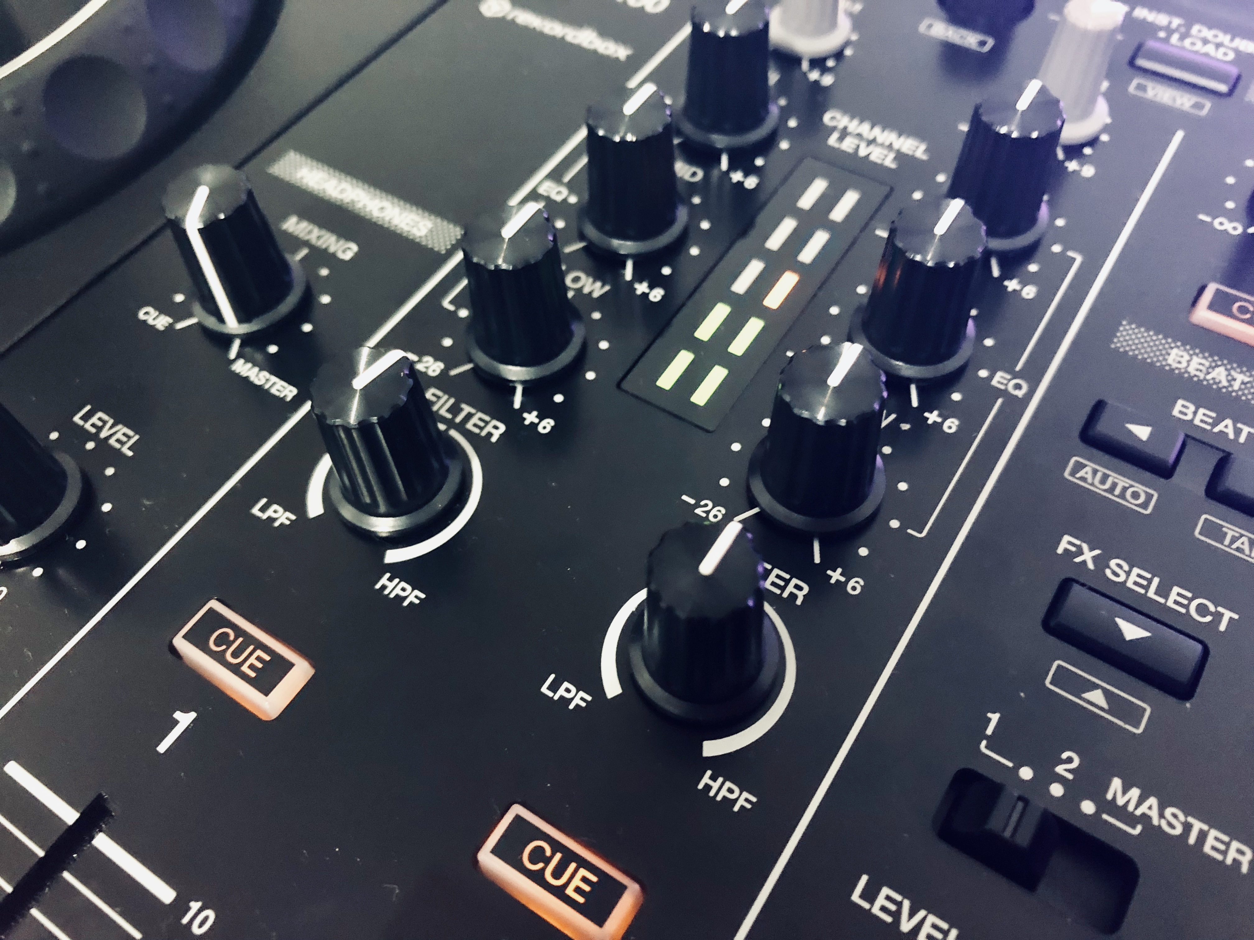 CONTROLADOR PIONEER DJ ''DDJ 400'' Nuestra Reseña: Es un controlador  diseñado para utilizar con su Soft de Dj Recordbox (Software y…