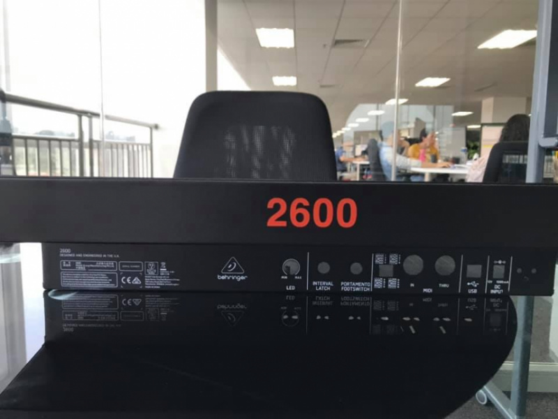 Vista trasera del chasis de Behringer 2600