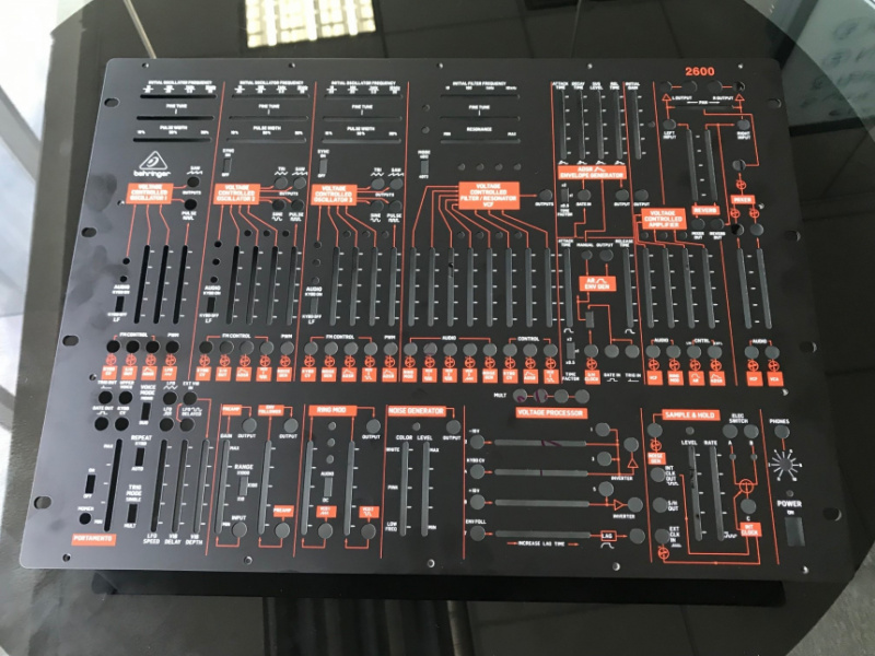Behringer 2600, primeras fotos del panel