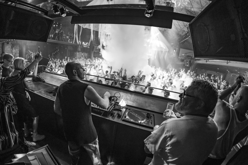 Sven Väth en plena sesión en Amnesia Ibiza