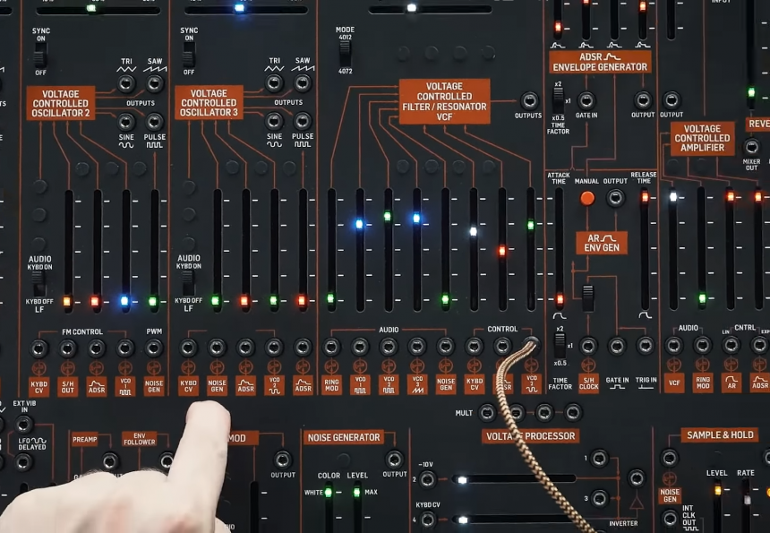 Behringer 2600