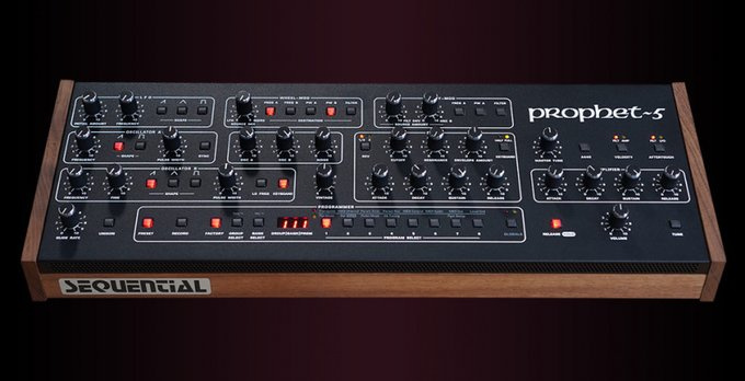 Prophet-5 en módulo de sobremesa