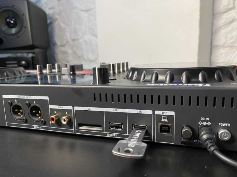 Numark Mixstream Pro panel trasero