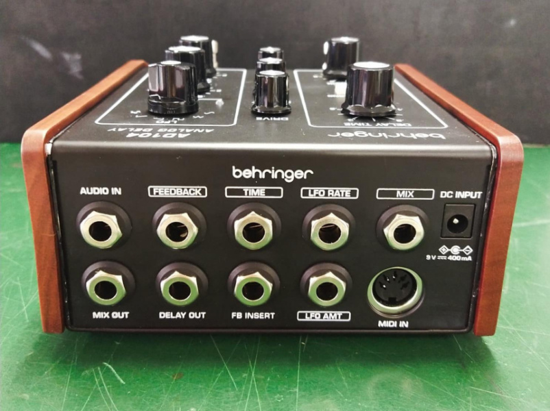 Behringer AD104 Trasera