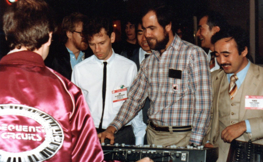 Dave Smith mostrando el MIDI públicamente por primera vez