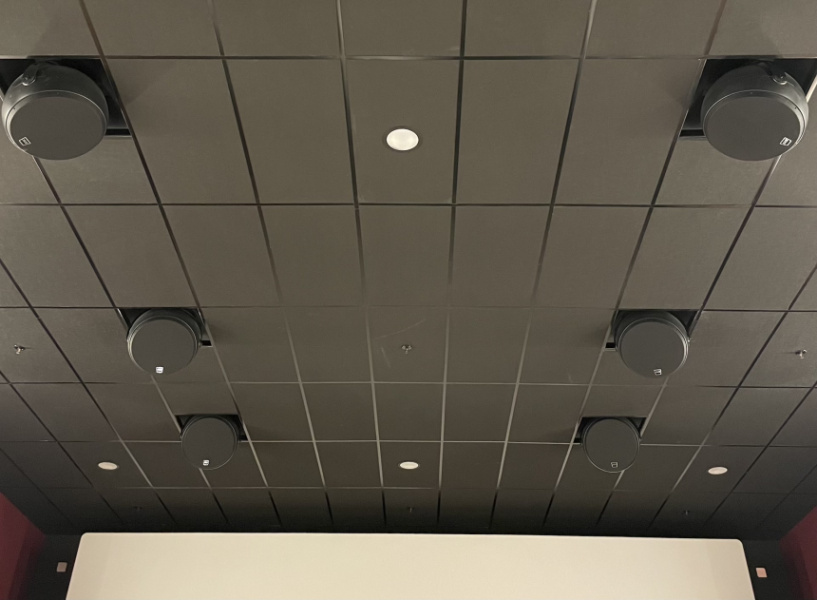 Detalle de los altavoces de la sala 5 de OCINE Urban Caleido