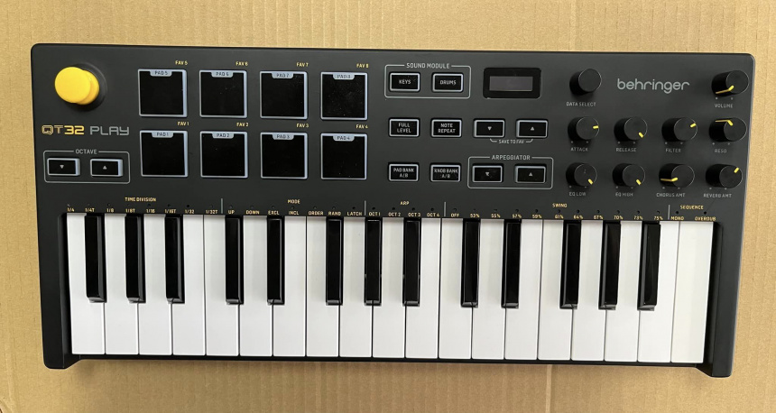 Behringer QT32 Play