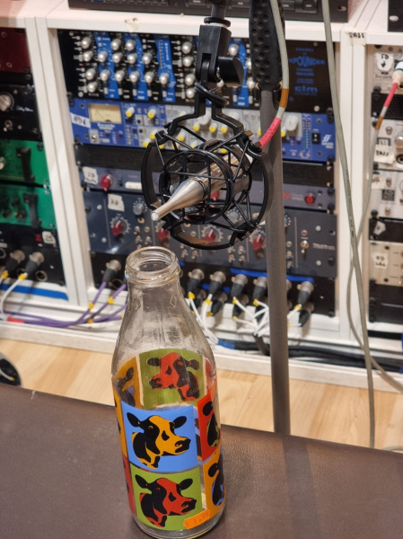 Micrófono y botella