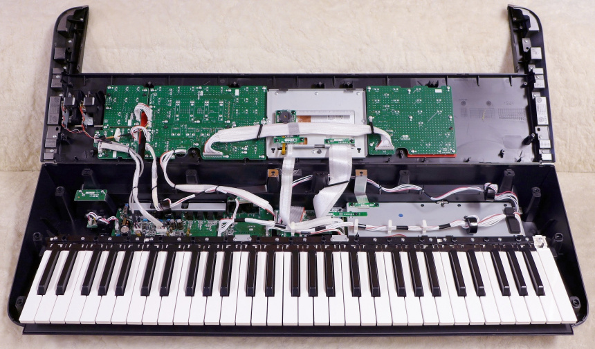 Interior de un Yamaha MODX6