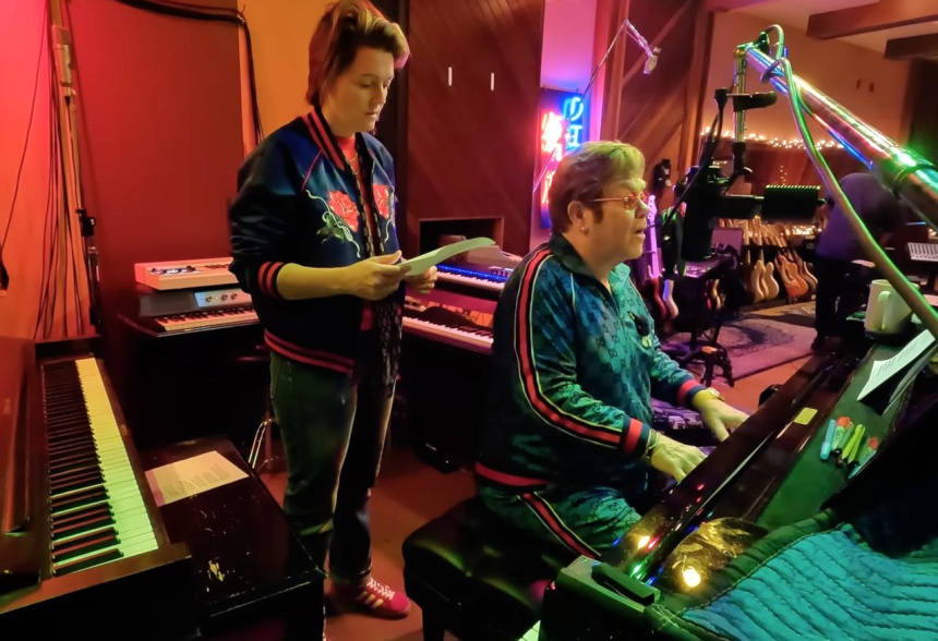 Elton John & Brandi Carlile durante la grabación del álbum