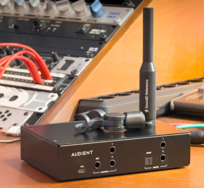 Audient ORIA Mini con micrófono de calibración