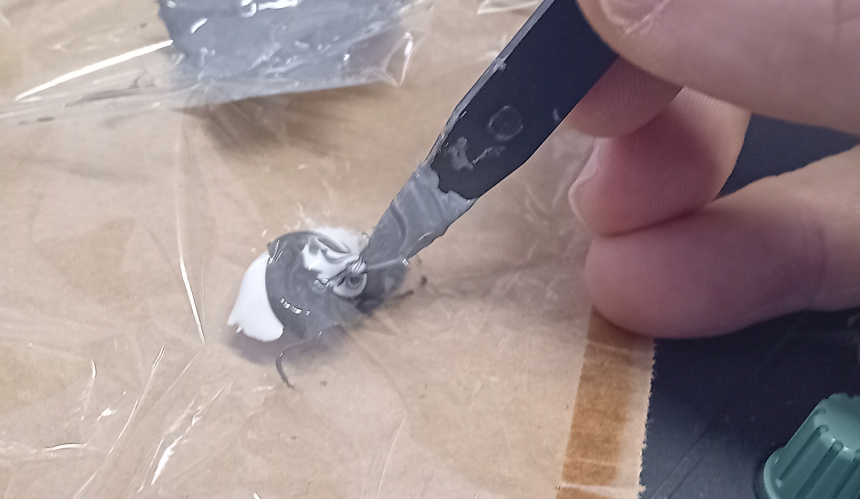 Mezclandolos con la espátula incluida