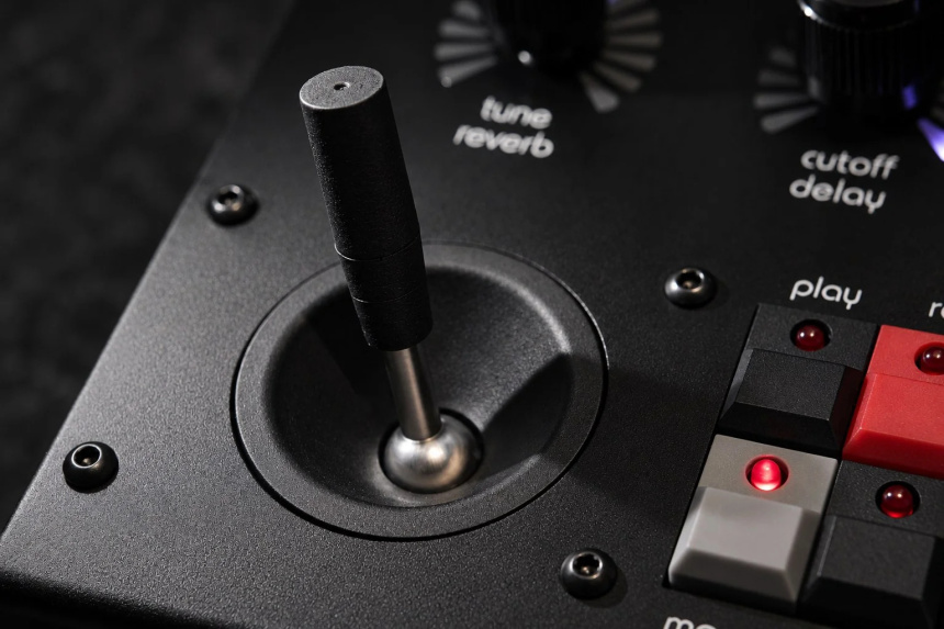 Detalle del joystick de FLEXFM junto a los botones play y rec