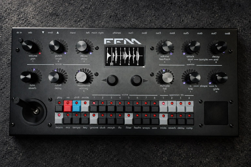 Vista superior del panel completo de FLEXFM con mandos, pantalla y controles