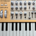 Arturia Microbrute SE en tres colores y con cables apilados