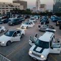 Escucha una orquesta de ondas seno en 100 coches tuneados