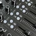 Review de Model 1.4 de PLAYdifferently, un mezclador DJ híbrido de alta gama