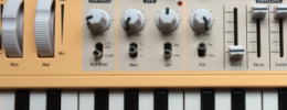 Arturia Microbrute SE en tres colores y con cables apilados