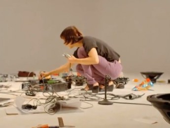 La experiencia física del sonido explorada por una artista sorda
