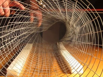 Explorando la carencia acústica: Una librería creada con micros de contacto